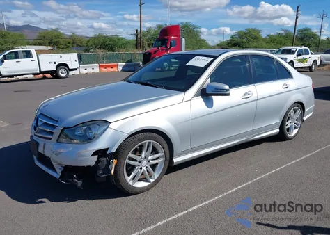 2013 Mercedes-Benz C 250 Sport z USA, uszkodzony, nr VIN WDDGF4HB0DR290922